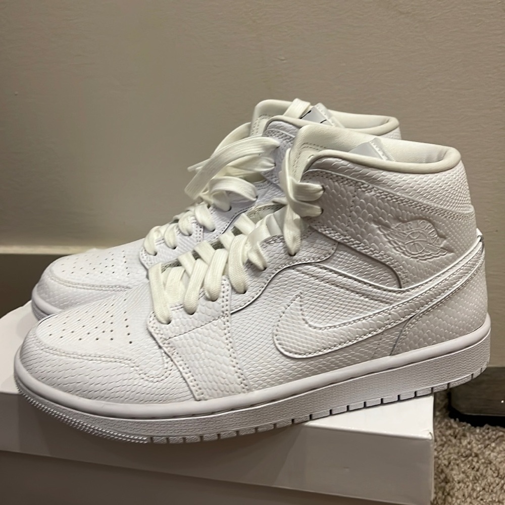 Rare Women’s Nike Air Jordan retro 1 mid white python sneakers trainers shoes